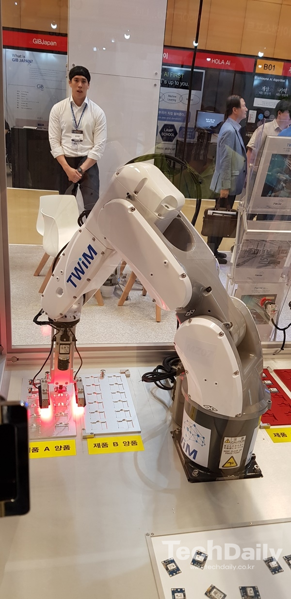 트윔은 다관절 로봇에 자체 AI알고리즘을 접목해 부품 생산라인에서 제품결함을 자동으로 인식, 분류해 준다.
