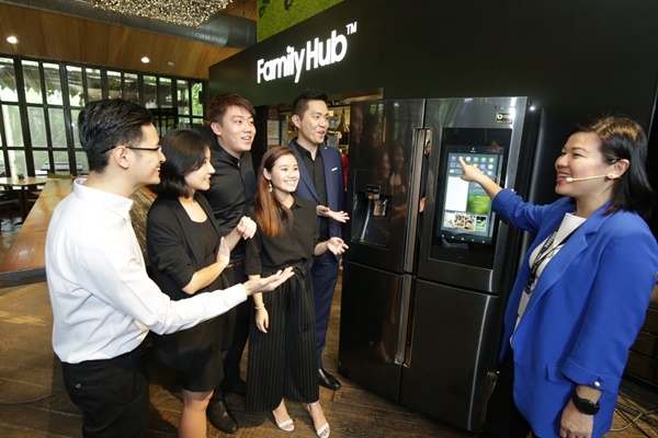 삼성전자가 10일 싱가포르에서 2018년형 홈IoT 냉장고인 패밀리허브 출시 행사를 가졌다. (사진=삼성전자)