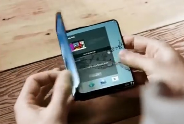 삼성전자가 지난 2014년 소개한 접이식 OLED스마트폰 컨셉  화면