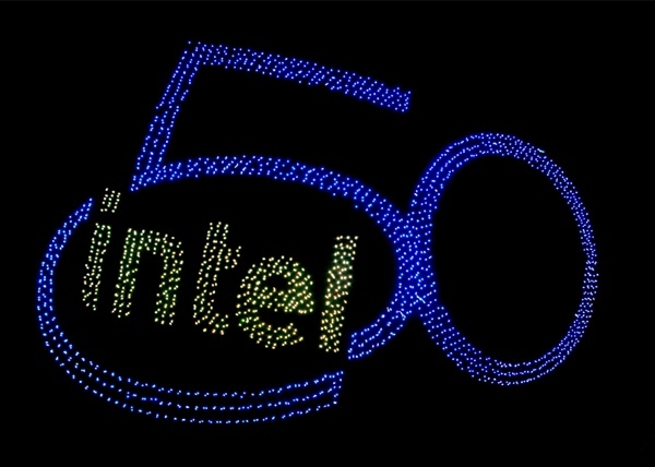 인텔이 창립 50주년을 기념해 18일부터 오는 22일까지 인텔 본사 로버트 노이스 빌딩 상공에 띄운 500대의 인텔 슈팅 스타 드론. (사진=인텔)