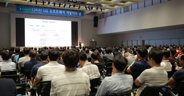 LG전자는 19일 서울 마곡동에 위치한 LG사이언스파크에서 2018 LG 소프트웨어 개발자의 날(SEED; Software Engineer's Energizing Day) 행사를 진행했다. 올해로 3회째를 맞는 LG 소프트웨어 개발자의 날’은 LG전자가 개발자들의 인공지능 관련 역량을