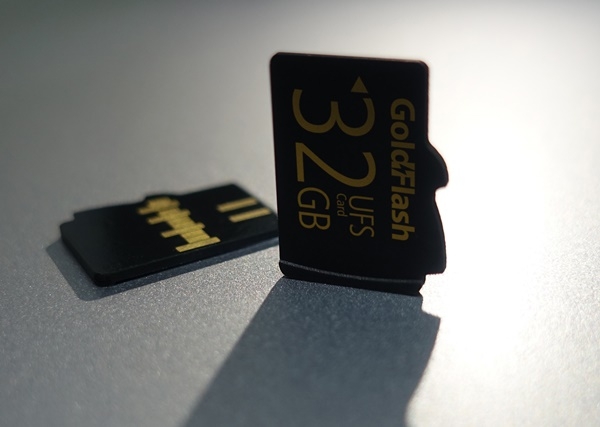 바른전자가 삼성전자에 이어 세계 2번째로 개발한 32GB UFS메모리 카드를 출시했다고 23일 밝혔다. (사진=바른전자)