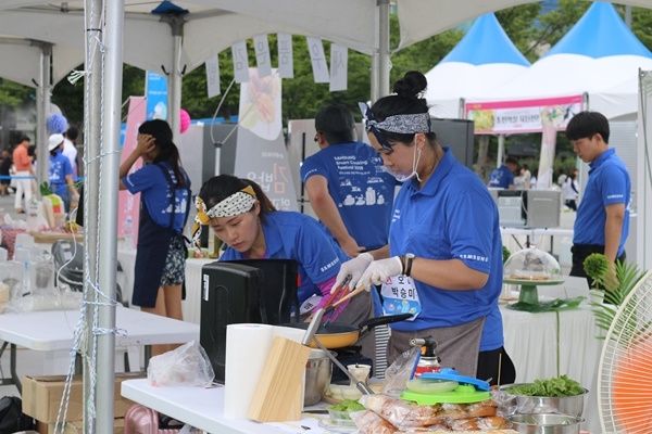 22일 광주 아시아문화전당 하늘마당에서 열린 '삼성 스마트 쿠킹 대회' 참가자들이‘ 요리 경연을 하고 있는 모습이다. (사진=삼성전자)
