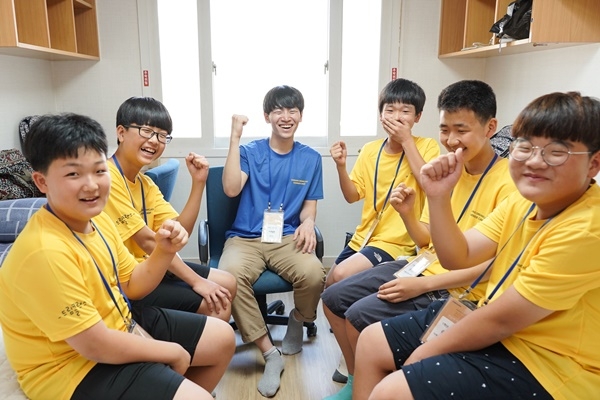 삼성은 27일 전국 6개 대학에서 중학생 1641명이 참여하는 '2018년 삼성드림클래스 여름캠프' 환영식을 갖고 본격적인 합숙 교육에 들어갔다.(사진=삼성전자)