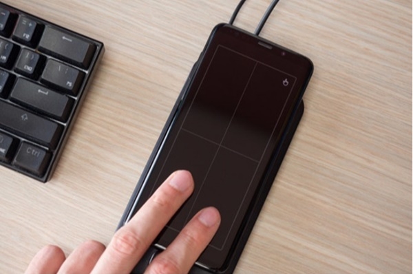 삼성 갤럭시S9은 덱스패드와 연결될 때  단순한 앱만으로 그래픽 태블릿기능을 하도록 전환된다. (사진=폰아레나)