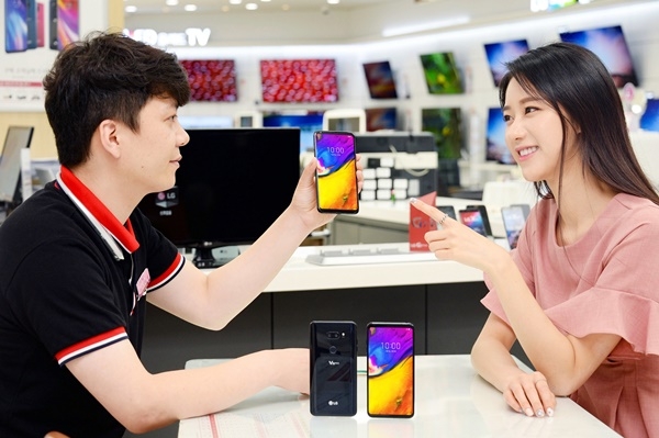 LG전자가 6일 이동통신 3사와 손잡고 자급제 채널을 통해 프리미엄 스마트폰 LG V35 씽큐를 국내시장에 출시했다. LG V35 씽큐는 얇고 가벼운 LG V30의 디자인에 LG G7 씽큐의 강력한 성능을 담은 제품이다. (사진=LG전자)