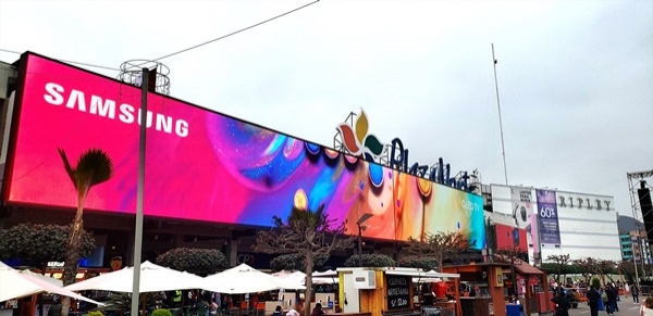 삼성전자가  4일(현지시간) 페루 리마에 위치한 프리미엄 쇼핑몰 플라자 노르떼에 설치한 중남미 최대 크기의 고화질 LED 사이니지 옥외 전광판 모습(사진=삼성전자)