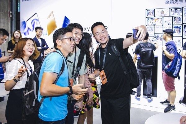 지난 15일 중국 상하이에서 진행된 '갤럭시 노트9' 출시 행사에서 참관객들이 제품을 시험해 보고 있다.(사진=삼성전자)
