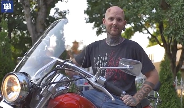 이 사이보그 남성은 자신의 몸에 심은 칩을 오토바이에 대 엔진시동을 거는 모습도 시연했다.(사진=유튜브, 데일리메일)