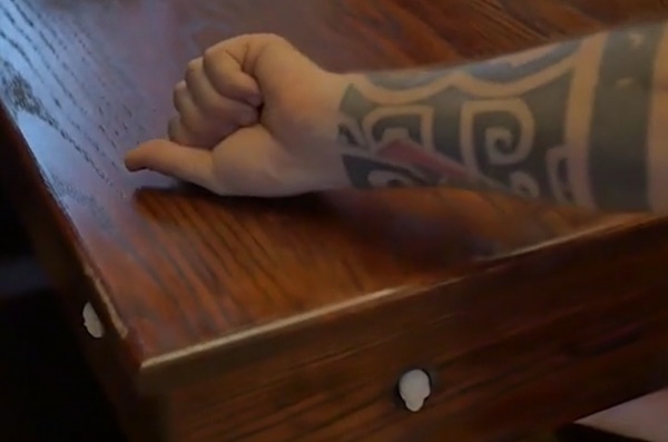 잠긴 서랍에 칩이 이식된 손을 대는 모습(사진=유튜브, 데일리메일)