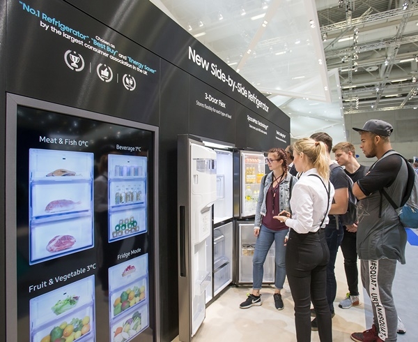 삼성전자 베를린 IFA 2018 냉장고 부스를 찾은 관람객들(사진=삼성전자)