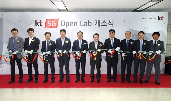 황창규 KT회장(왼쪽에서 5번째)과 KT 임원 및 협력사 관계자들이 4일 서울시 서초구 KT연구개발센터에 구축한 '5G 오픈랩'의 개소식에서 테이브 커팅식을 하고 있다.(사진=KT)