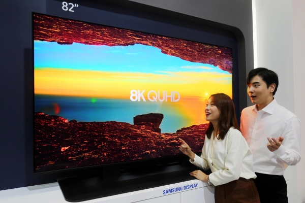 삼성디스플레이 신입사원들이 'IMID 2018'에 전시된 자사의 8K LCD 제품을 관람하고 있다.
