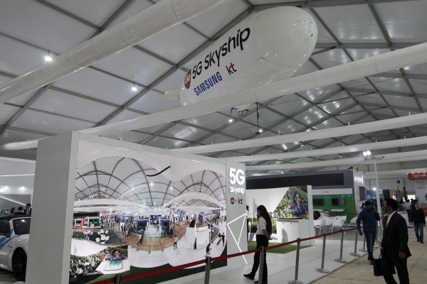 ‘인도 모바일 콩그레스 2018’ 행사가 열리는 전시장 내 삼성전자 전시관에서 스카이십이 촬영한 영상을 5G 기술로 실시간 전송하고 있다.