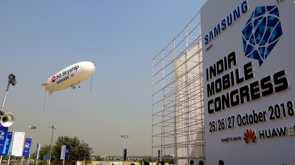 ‘인도 모바일 콩그레스 2018’ 행사장에서 5G 스카이십이 비행하고 있다
