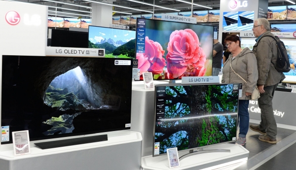 유럽 소비자들이 가전 매장에서 LG 올레드 TV를 살펴보는 장면.