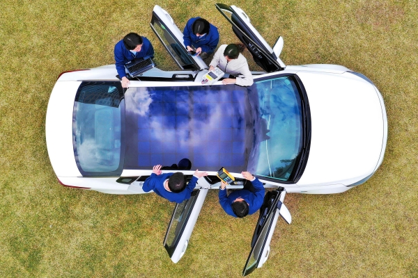 현대∙기아차 연구원들이 1세대 솔라루프가 장착된 자동차를 테스트하고 있다.