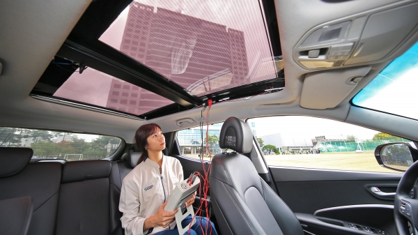 현대∙기아차 연구원이 투광이 가능한 2세대 솔라루프가 설치된 자동차 안에서 효율을 측정하고 있다.