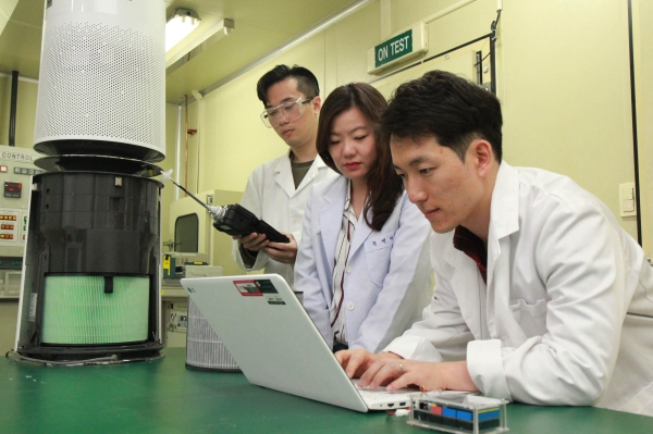 LG전자 연구원들이 공기과학연구소에서 집진, 탈취, 제균 등 공기청정기의 핵심기술을 연구하고 있다.