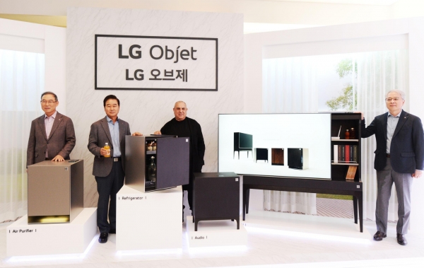(왼쪽부터) LG전자 H&A사업본부장 송대현 사장, 한국영업본부장 최상규 사장, 산업 디자이너 스테파노 지오반노니, HE사업본부장 권봉석 사장이 1일 서울 강남구 논현동 모스 스튜디오에서 프리미엄 프라이빗 가전 'LG 오브제' 론칭 행사에서 가전과 가구를 결합한 LG 오브제 제품을 소개하고 있다.