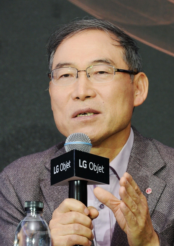 LG전자 H&A사업본부장 송대현 사장이 LG 오브제 브랜드 및 제품 전략에 대해 소개하고 있다.