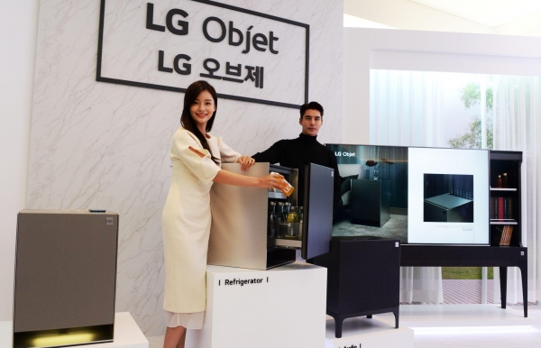 모델들이 가전과 가구를 결합한 LG 오브제 신제품을 소개하고 있다.