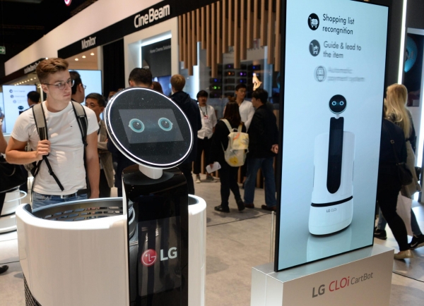 지난 9월 열린 ﻿IFA 2018에서 관람객들이  'LG 클로이 카트봇'을 살펴보고 있다.