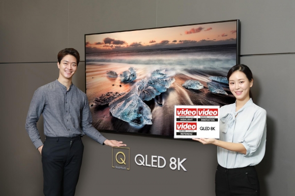 삼성전자 모델들이 디지털프라자 대치점에서 85인치 'QLED 8K'(제품:Q900R)를 소개하고 있다.