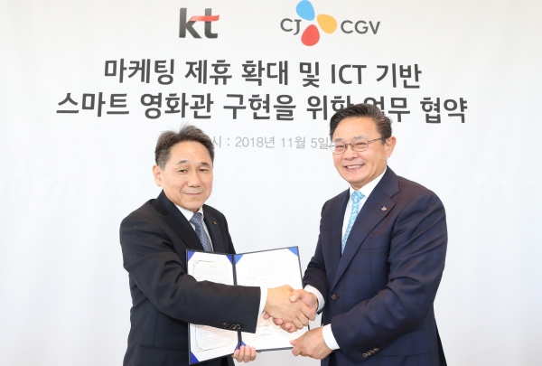 KT 마케팅부문장 이필재 부사장(왼쪽)과 CJ CGV 최병환 대표(오른쪽)가 업무 협약 체결 후 기념촬영하고 있다.