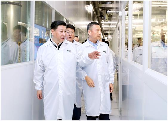 시진핑 중국 주석이 반도체 공장을 둘러보고 있다.