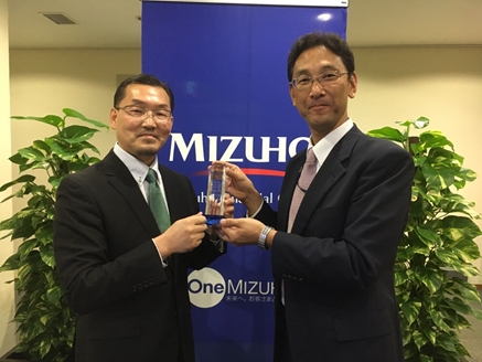 웍스모바일재팬 대표 Ishiguro Yutaka(왼쪽)와 미즈호 은행 혁신 기업 지원부 집행 임원 Oohitsu Naoto가 혁신벤처상 수상 직후 기념 촬영하고 있다.