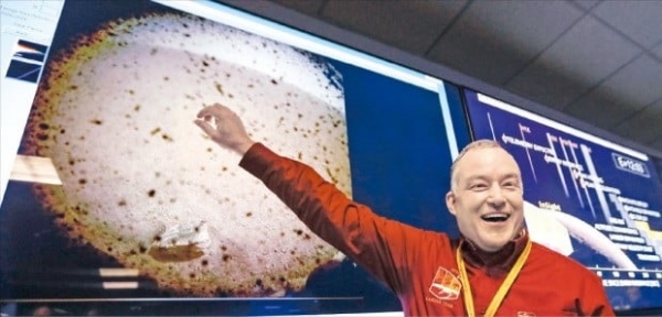 미국항공우주국(NASA) 연구원이 26일(현지시간) 화성에 착륙한 탐사선 '인사이트(InSight)'호가 보내온 첫 화성 표면 사진을 가리키고 있다