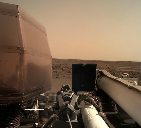미국항공우주국(NASA)의 화성 탐사선 '인사이트'호가 26일(현지시간) 화성 적도 인근 엘리시움 평원에 착륙해 로봇팔에 장착된 카메라로 촬영한 화성 표면의 모습.