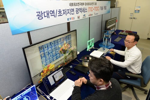 한국전자통신연구원 연구진이 광대역 기술 시험을 위해 무압축 동영상 전송을 시연하고 있는 모습.