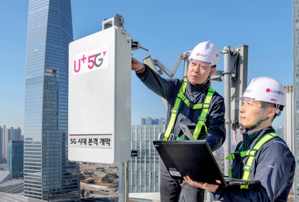 LG유플러스 직원들이 5G 전파 발사에 앞서 인천 송도에 구축된 5G 기지국을 최종 점검하고 있는 모습.
