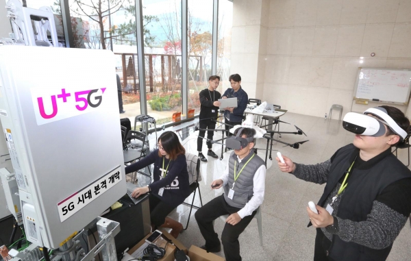 LG유플러스 마곡 사옥에서 직원들이 5G VR 및 드론을 체험하고 있는 모습.