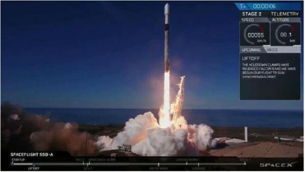 한국의 과학연구 위성인 ‘차세대 소형위성 1호’를 탑재한 미 민간우주탐사기업 스페이스X의 팰컨 9 로켓이 미국 캘리포니아주 반덴버그 공군기지에서 발사되고 있다.(스페이스X 웹사이트)