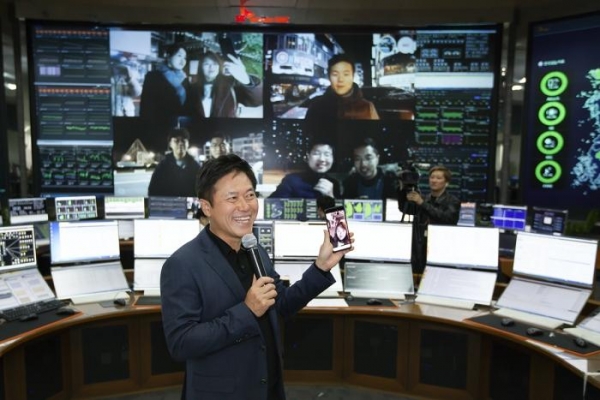 지난 1일 경기도성남시 분당구 SK텔레콤 '네트워크 관리센터'에서 박정호 사장이 명동에 있는 직원과 삼성전자 5G 스마트폰으로 첫 영상통화를 하고 있는 모습.