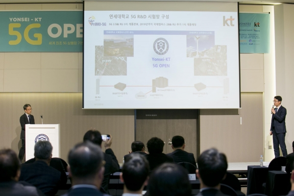 KT 네트워크부문 지영근 상무(오른쪽)와 연세대학교 김성륜 교수(왼쪽)가 '5G 오픈 플랫폼'에 대해 설명하고 있는 모습