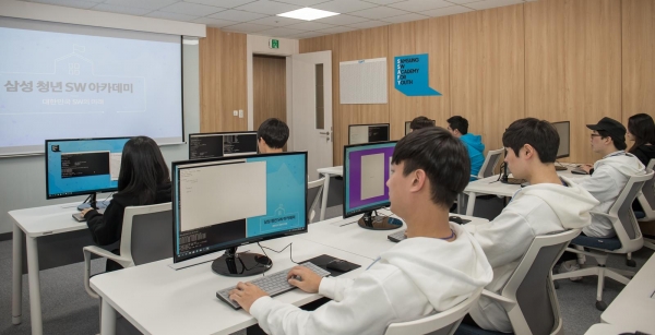 10일 '삼성 청년 소프트웨어 아카데미' 서울 캠퍼스에 입과하는 교육생들이 시범 교육을 받고 있다.