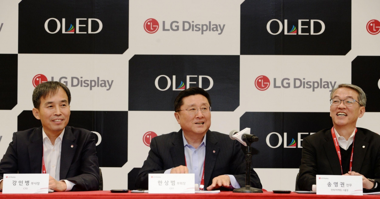 (왼쪽부터) CTO 강인병 부사장, CEO 한상범 부회장, 전략마케팅그룹장 송영권 전무