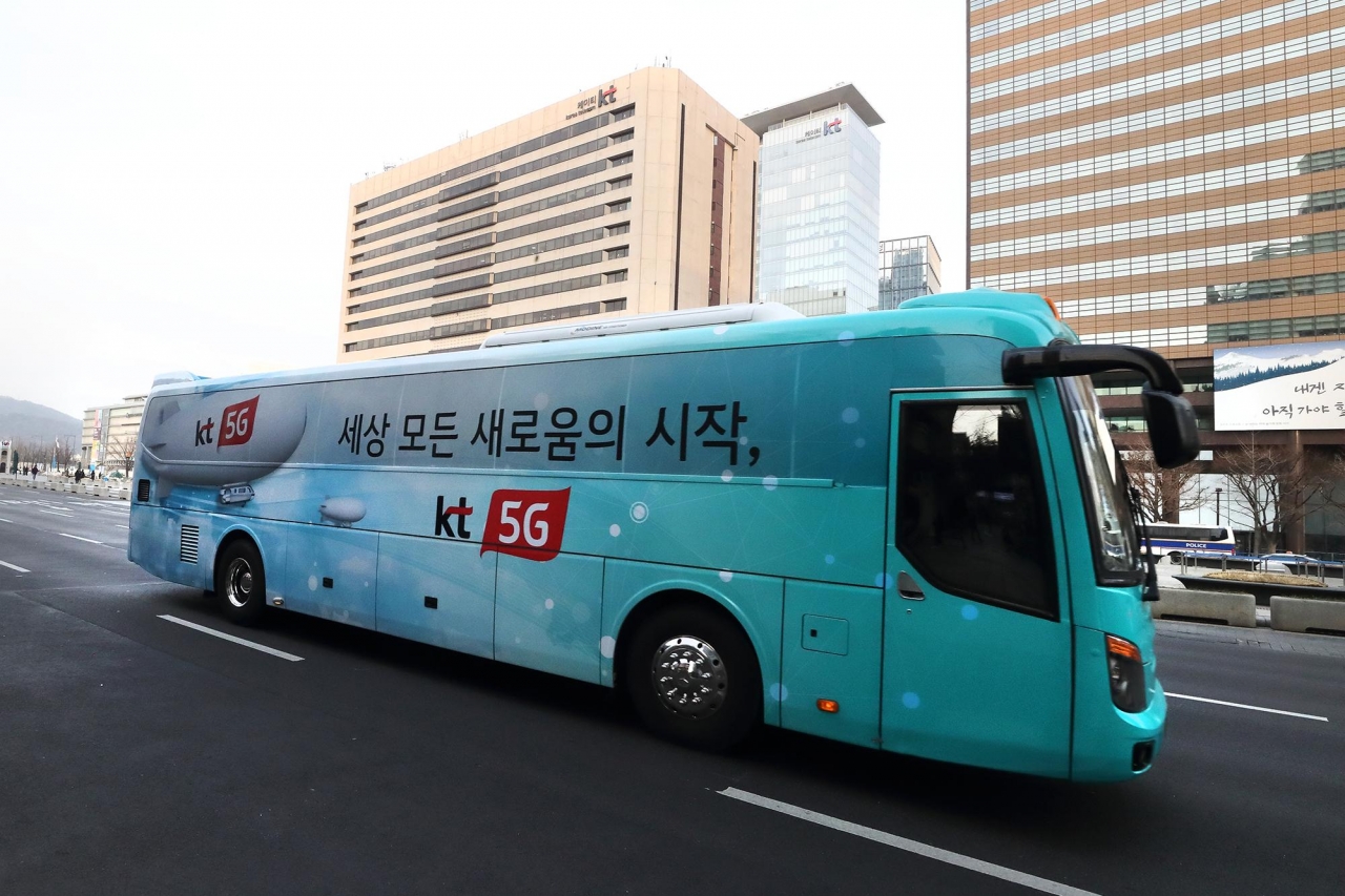 KT가 8일 선보인 세계 최초의 5G 체험 버스 외관 모습.