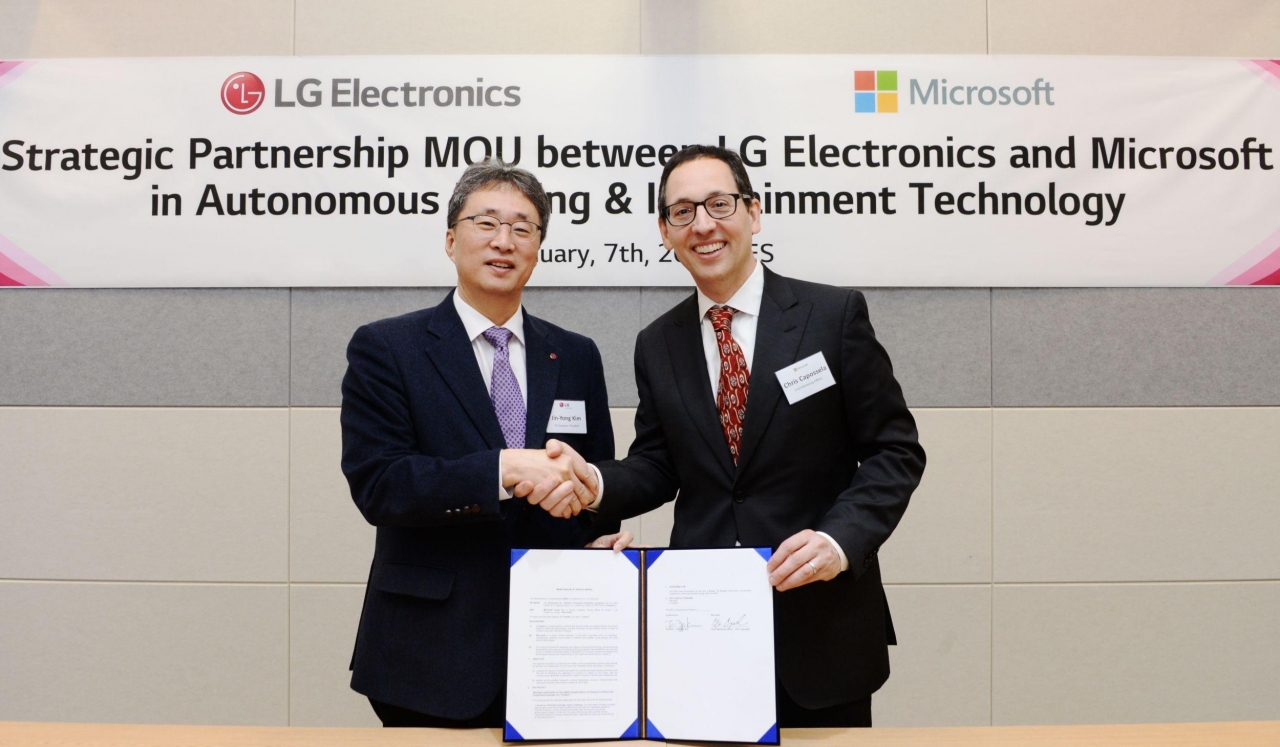 LG전자 김진용(왼쪽) VS사업본부장과 크리스 카포셀라 MS 최고 마케팅 책임자가 자율주행 소프트웨어 개발 업무협약(MOU) 체결한 후 악수하고 있다.