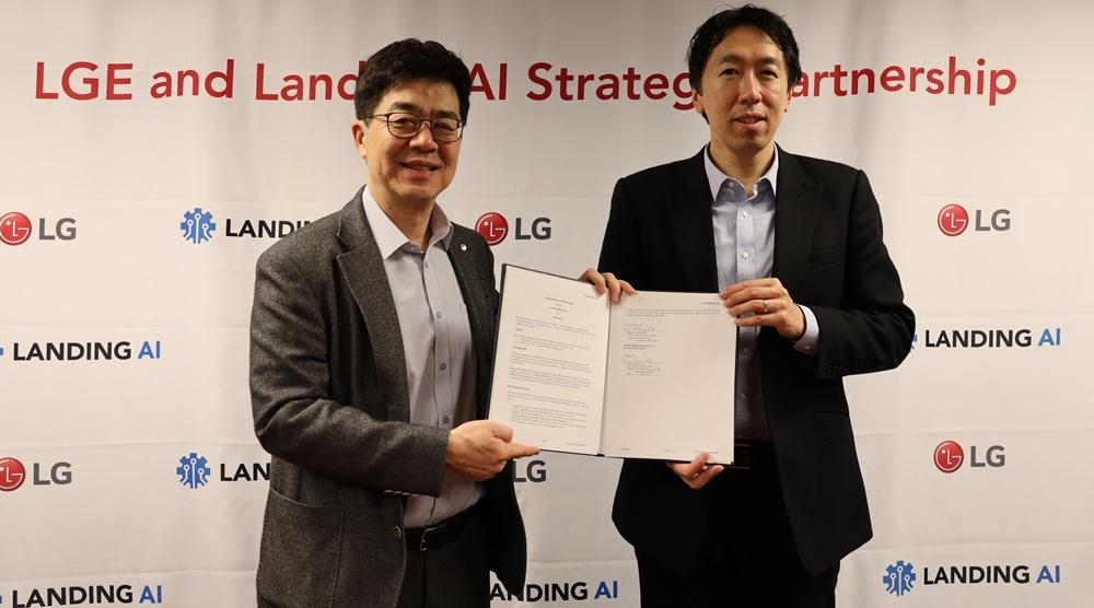 LG전자 CTO 박일평 사장(왼쪽), 랜딩에이아이 CEO 앤드류 응(오른쪽)이 협약식 후 기념촬영을 하고있다.