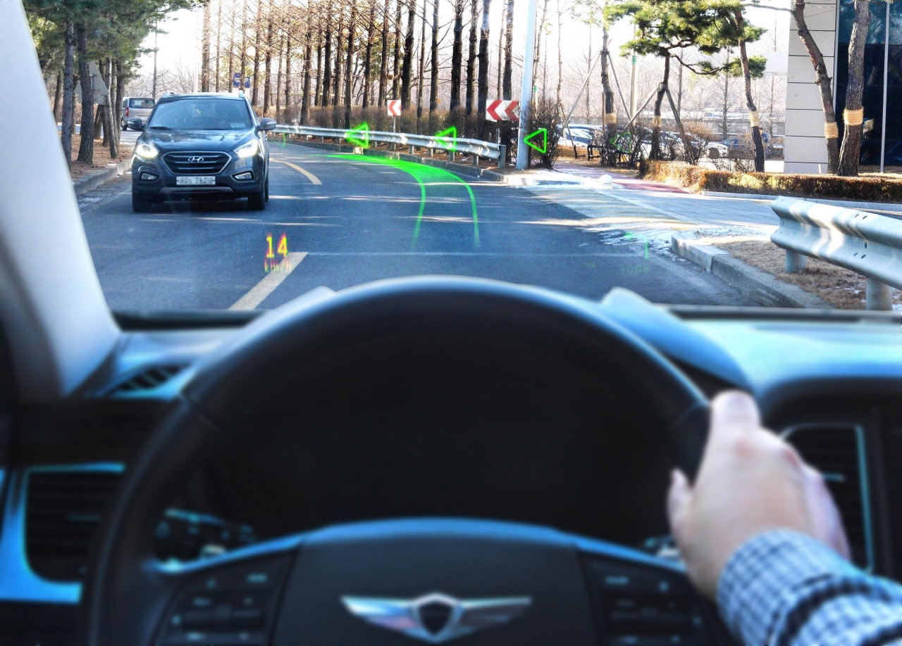 현대·기아자동차 남양연구소 인근 도로에서 제네시스 G80의 전면유리에 홀로그램 증강현실 내비게이션이 실제 작동하고 있는 모습.