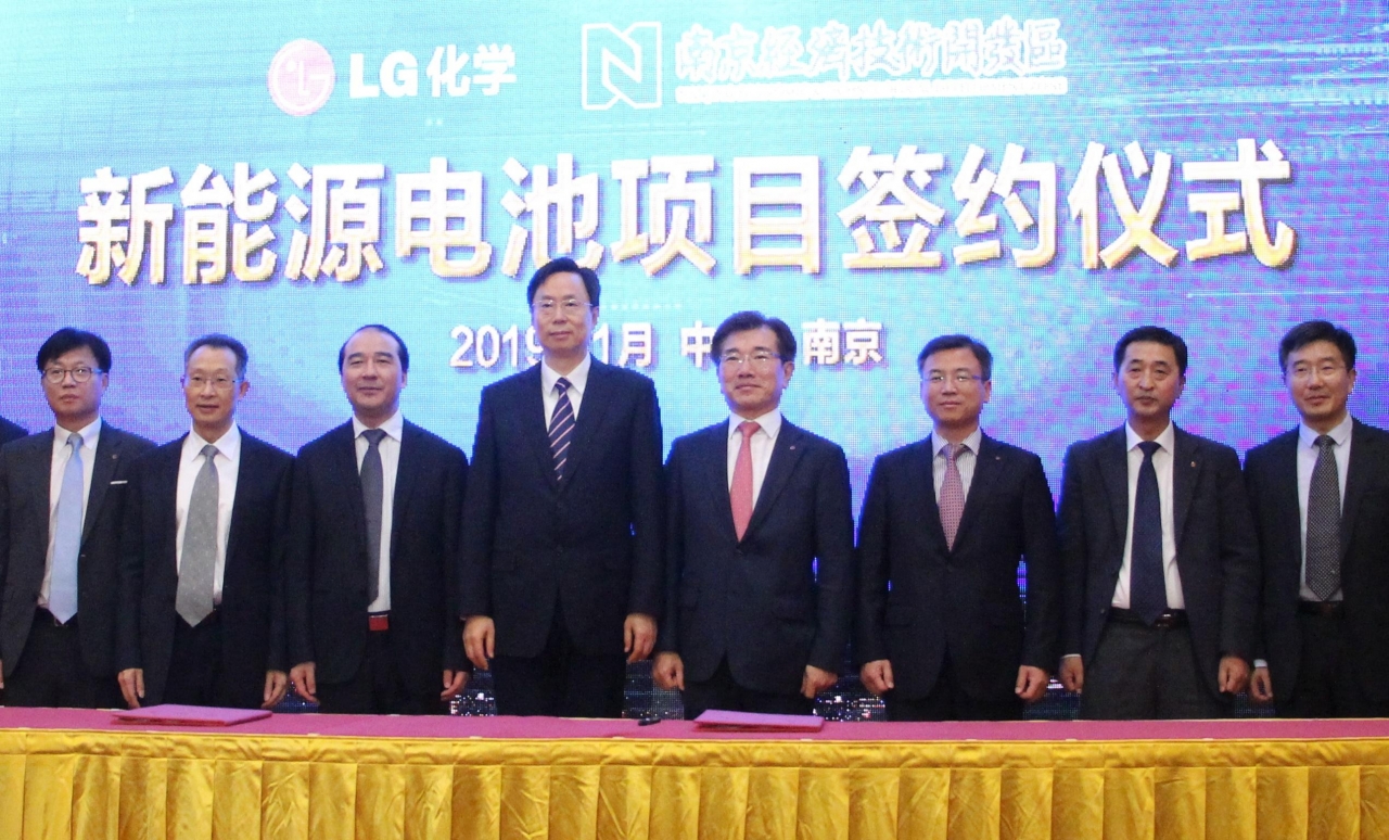 지난 9일 열린 투자계약 체결식에서 LG화학 전지사업본부장 김종현 사장(가운데 오른쪽)과 남경 시장 린샤오민(가운데 왼쪽)이 기념촬영을 하고 있다.
