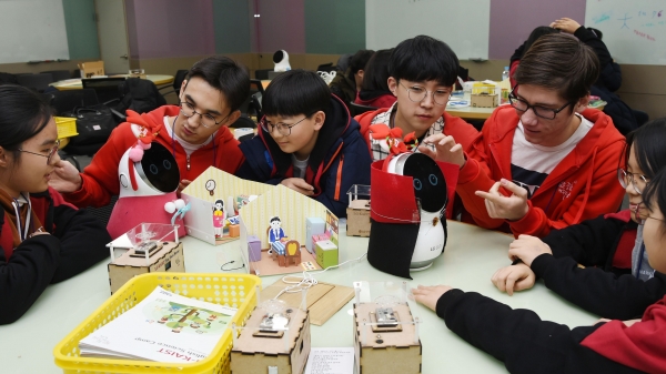 9일 오후 대전 카이스트에서 진행된 'LG-카이스트 영어과학 캠프'에서 학생들이 LG전자 클로이 로봇을 활용해 모형 집 속 가전제품을 제어해보고 있다
