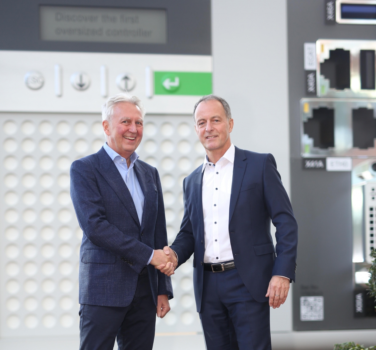 LTI 모션 Hartmut Braun 상무(왼쪽)와 KEBA AG의  Gerhard Luftensteiner 최고 경영자(CEO)가 기념촬영하고 있다.