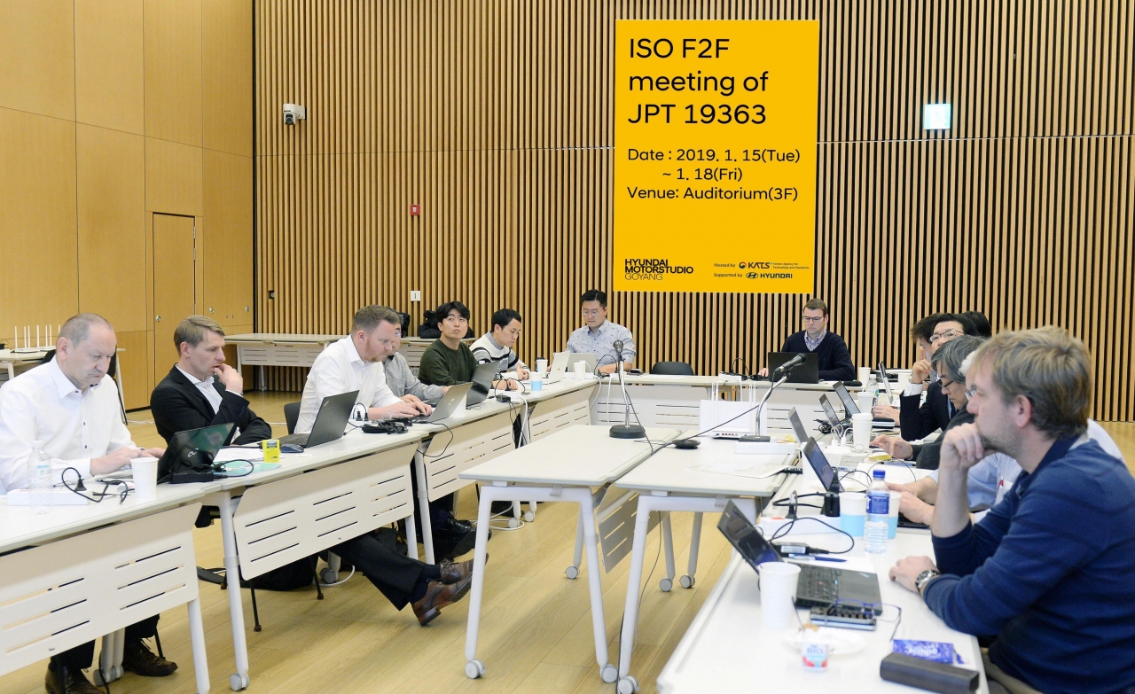 현대모터스튜디오 고양에서 열린 ‘ISO  전기차 무선충전 국제표준화 회의’에 참가한 전문가들이 회의를 진행 하고 있는 모습.