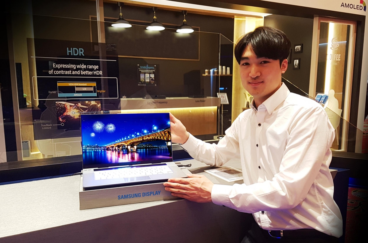 삼성디스플레이 직원이 신제품이 적용된 노트북 컨셉 제품을 소개하고 있다.